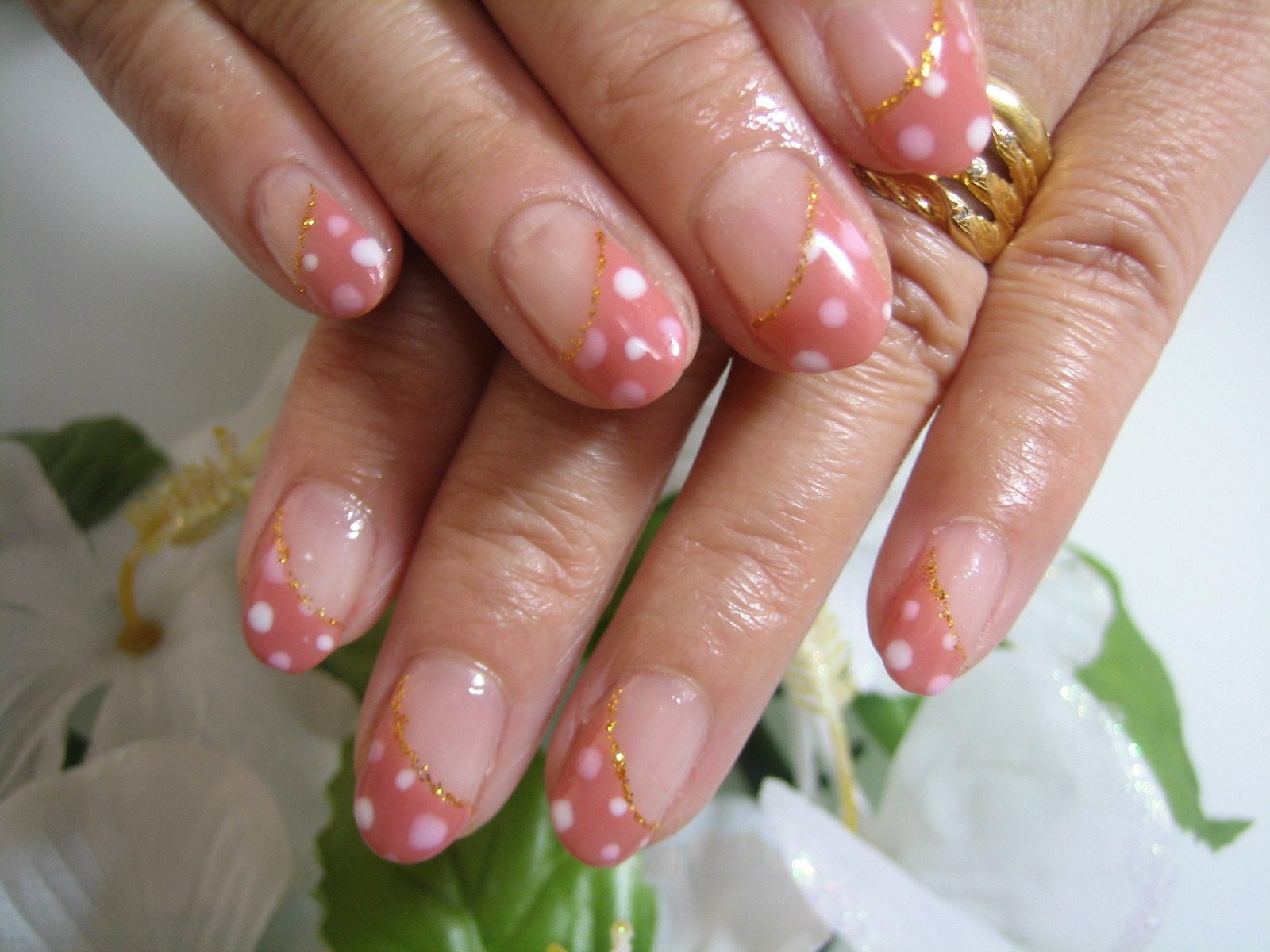 白 ピンクドット柄ネイル 京都宇治のネイルサロン ｎａｉｌ ｓａｌｏｎ ｐｌｕｍｓ