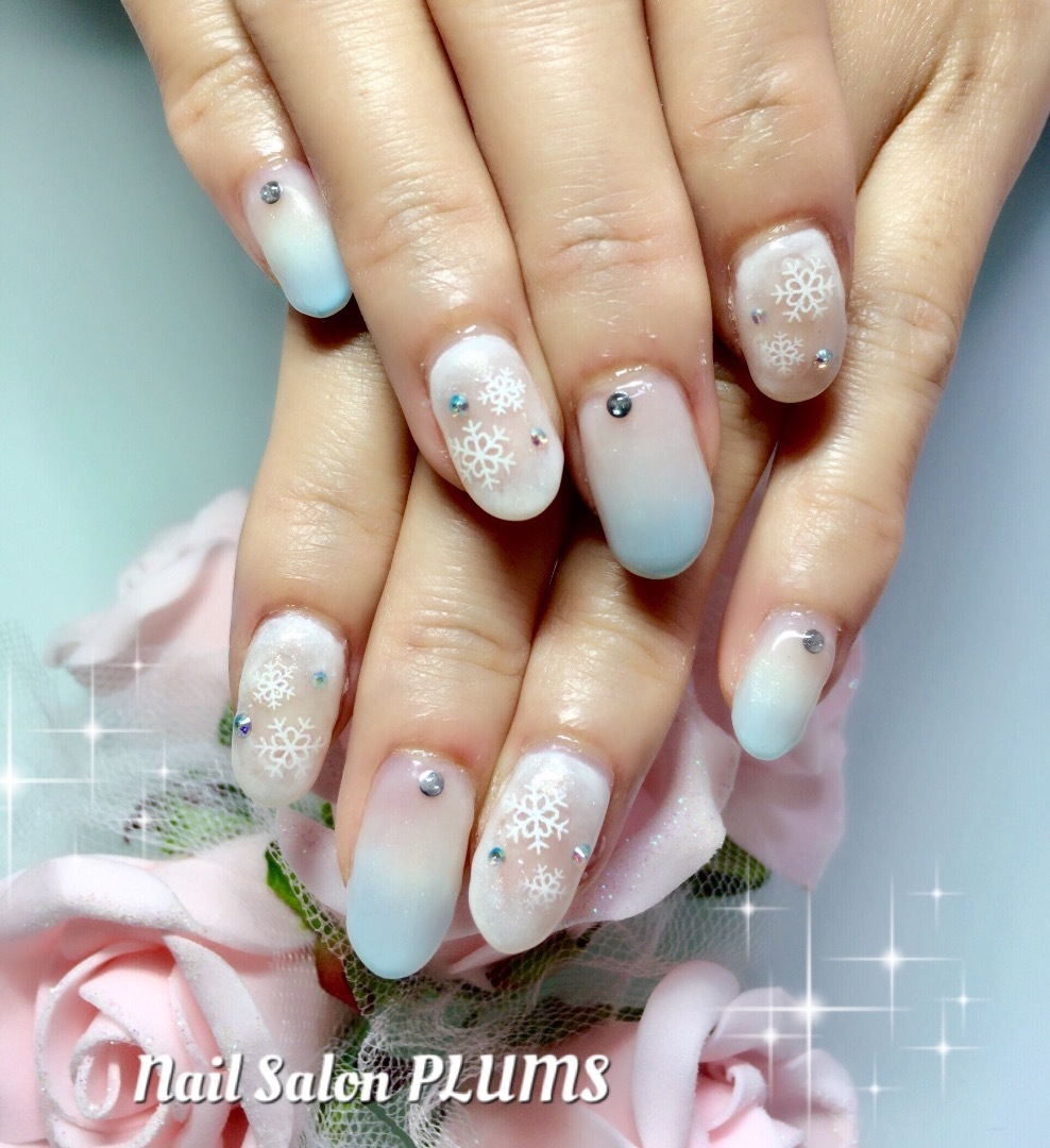 ブルー 白グラデ 囲み雪ネイル 京都宇治のネイルサロン ｎａｉｌ ｓａｌｏｎ ｐｌｕｍｓ