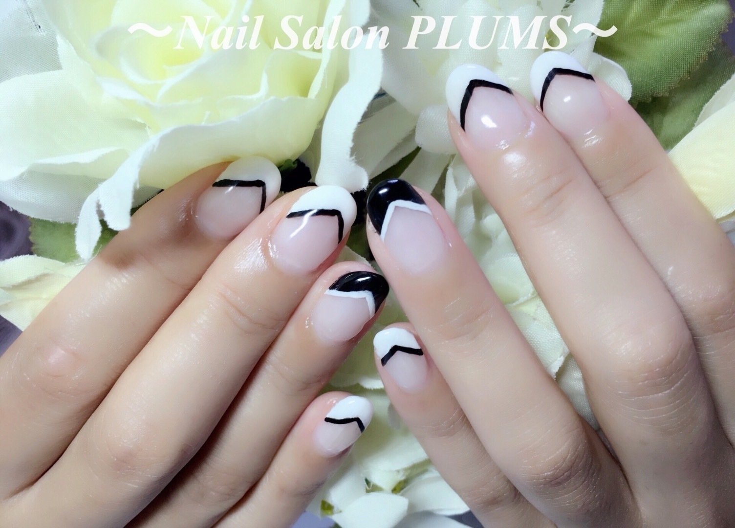 白黒v字フレンチ 京都宇治のネイルサロン nail salon plums 白黒v字フレンチ 京都宇治のネイルサロン nail salon plums